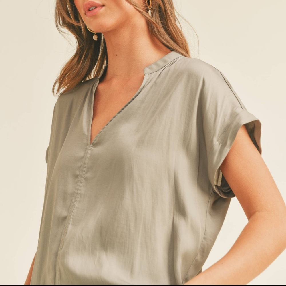 V- neck short sleeve blouse